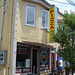 Pierre's est 1968 /Pizza & subs -   Long Port , New-Jersey (NJ) . USA . 20 juillet 2010.  Anonymous blue wig / Perruque bleue anonyme.