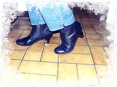 Bottes courtes à talons hauts avec jeans sur parquet de tuiles- Short high-heeled Boots on tiles fl (2)