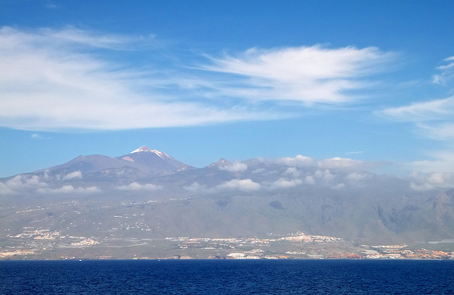 Der Pico del Teide auf Tenerife, der höchste Berg Spaniens - ausnahmsweise mit Schnee, was sehr selten ist. ©UdoSm