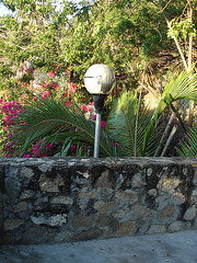 Clôture et lampadaire / Fence and lantern.