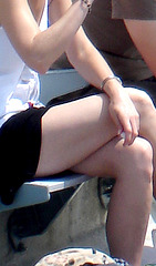 A3  sexy hatter's crossed legs and feet / La Dame à la casquette aux jambes et pieds sexy / Tennis Rogers - Montreal, Québec. CANADA /  July 27th 2008