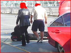Blonde en manteau de cuir et talons hauts cachés - Blond in leather coat and  hidden high-heeled Boots - Aéroport de Montréal. 18 octobre 2008 - Red anonymous / . Rouge anonyme