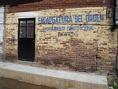 Ancienne façade mexicaine / Old mexican brick wall -  27 mars 2011.