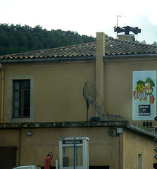 Toques et clochers avec escarpin géant en prime / Gigantic high heel shoe /  Couiza, France. 5 avril 2011