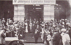 D-ro Zamenhof eliranta el la kongresejo dum la 4a UKo en Dresdeno 1908
