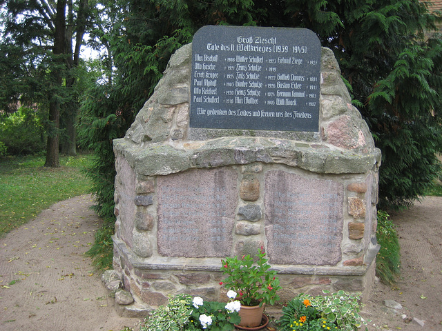 Denkmal Weltkriege - Groß Ziescht
