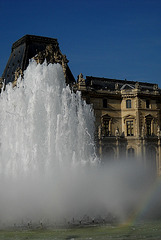 Proche de la pyramide du Louvre