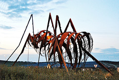 Una hormiga gigante en una rotonda