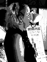 Arthri-plus Blonde mature in wedges on red / Dame blonde en chaussures sexy sur rouge -  Tennis Rogers /  Montreal. July 27th 2008 - Version postérisée en noir et blanc