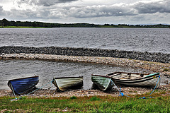 Boote am Ufer des Lough Allen