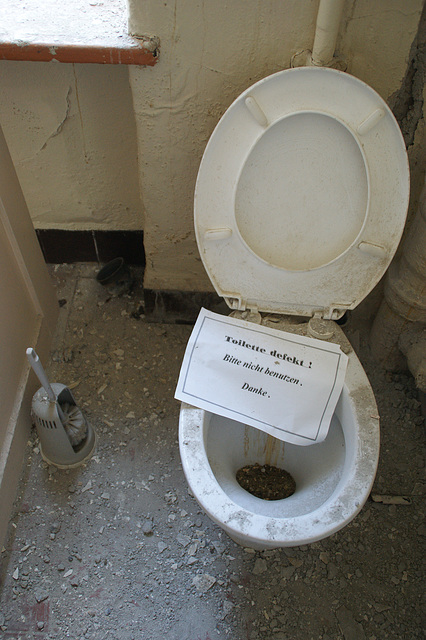 toilet not working! please do not use. thank you