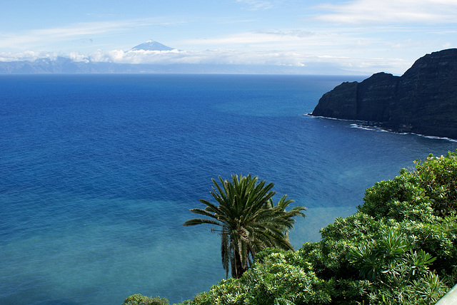 An der Nordostküste zwischen Hermigua und Agulo. Blick auf die Nachbarinsel Tenerife mit dem Teide. ©UdoSm