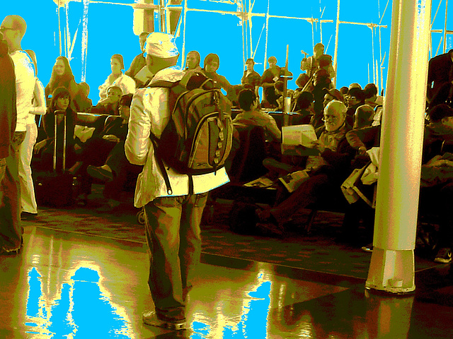 Homme mature à casque et sac à dos - Mature masculine hatter with his rucksack - PET Montreal airport - Avec le lecteur observateur / With the attentive reader -  Baskets et jeans. - Sepia postérisé a