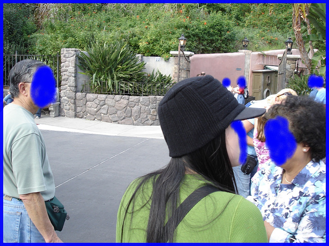 Jeune asiatique à chapeau chaud / Young asian Lady with a warm hat -  Disney Horror pictures show - Orlando, Florida - USA / 30 décembre 2006 - Avec visages anonymes / Anonymous faces