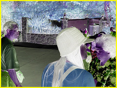 Jeune asiatique à chapeau chaud / Young asian Lady with a warm hat -  Disney Horror pictures show - Orlando, Florida - USA / 30 décembre 2006 - Négatif RVB - VRB