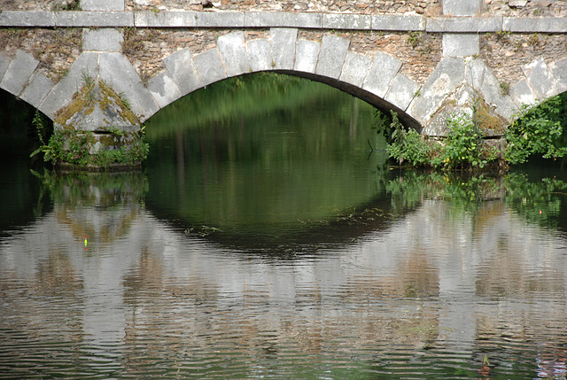Vieux pont qui se mire dans ses eaux