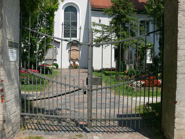 Tor zur Kirche mit Friedhof