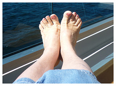Christiane en croisière / Christiane's feet in cruise - 6 juillet 2011 - Recadrage