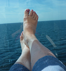 Christiane en croisière / Christiane's feet in cruise - Recadrage