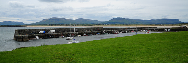 Hafen, Strand und Berge