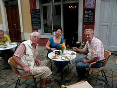 Antaŭ la plej malgranda kafejeto - vor dem kleinste Cafe in Pirna