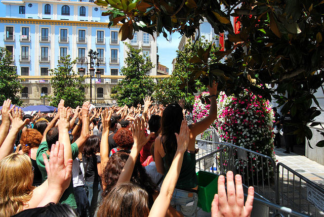 15 M Granada. Las palmas abiertas, pacíficas.