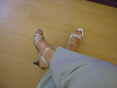 La séduisante Christiane dans ses nouvelles chaussures à talons hauts  !!  The seductive Christiane with her new high heels shoes !