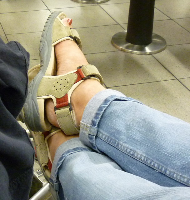 Schiphol, Amsterdam /  En attendant le vol de retour / Waiting for their return flight - 9 juillet 2011