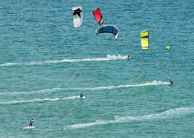Kite surfing (a)