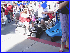 Calories roulantes / Wheeling calories - Disney Horror pictures show - Orlando, Florida - USA  / 30 décembre 2006- Bleu masquant / Anonymous blue