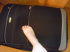 Combat Pied vs valise / Suitcase & foot fight  - Christiane avec / with permission
