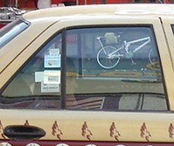 Mexico city /   11 janvier 2011 - Recadrage vélo / Bike through the window.