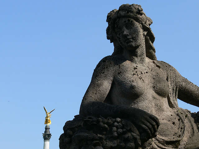 München - Liegeskulptur