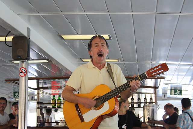 Chanteur interprète sur notre bateau