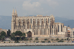 La Cathédrale-La Seu: (Pl. Palau Reial, 29, Tel.: 971 723 130).