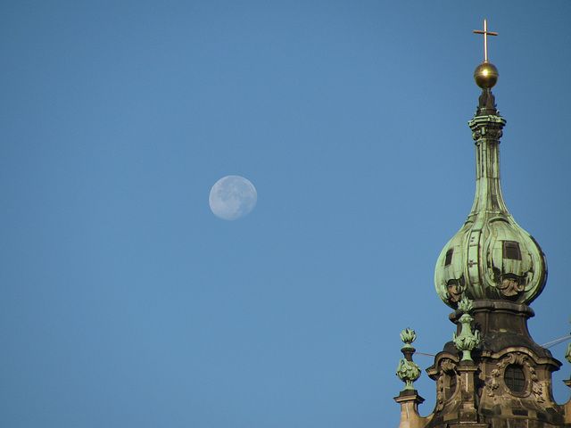Dresden Mond an der Kathedrale