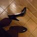 Escarpins chauds sur tuiles froides / Hot black pumps on tiles floor - Christiane en action / In act  / Recadrage