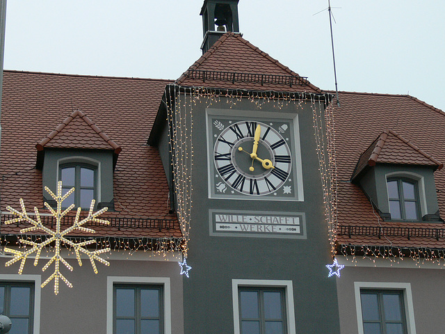 Heimatort - Rathaus in der Adventszeit