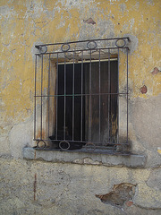 Fenêtre à barreaux /  Barred window - 22 mars 2011