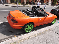 Mazda décapotable à l'allure sportive / Convertible Mazda in Panama.