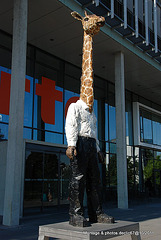 «l'homme-girafe» de Stephan Balkenhol