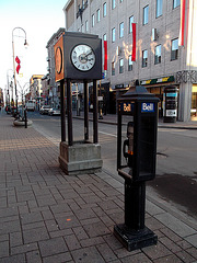 Horloge de trottoir et Bell téléphone / Sidewalk clock and Bell phone boots