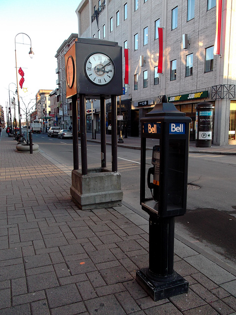 Horloge de trottoir et Bell téléphone / Sidewalk clock and Bell phone boots
