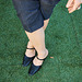 La sexy Dame Martine en talons hauts sur le vert / Sexy Lady Martine in high heels on the grass / Recadrage