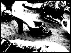 Brocante de Limoux flea market  / Petite chaussure de porcelaine - Small porcelain shoe / 24 juillet 2011 - Bichromie en noir et blanc.