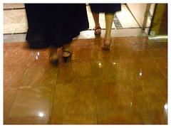 Dames matures de croisière en talons hauts / Crusing Ladies of mature ages in high heels - Photo originale / 4 juillet 2011