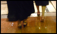 Dames matures de croisière en talons hauts / Crusing Ladies of mature ages in high heels - Recadrage / 4 juillet 2011