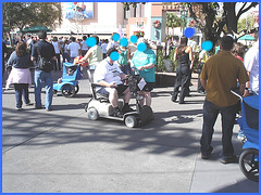 Bouchon de circulation par Obèses à roulettes - Wheeling hulks traffic jam -  Disney Horror pictures show - Disneyworld / December 30th 2006 - Bleu anonyme / Anonymous blue