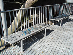 Footbridge benches with graffitis / Bancs de passerelle avec graffitis