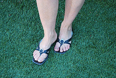 Dame Martine / Lady Martine - Beauté du pied avec talons enfoncés / Feet beauty with heels deep in the grass - Photo originale